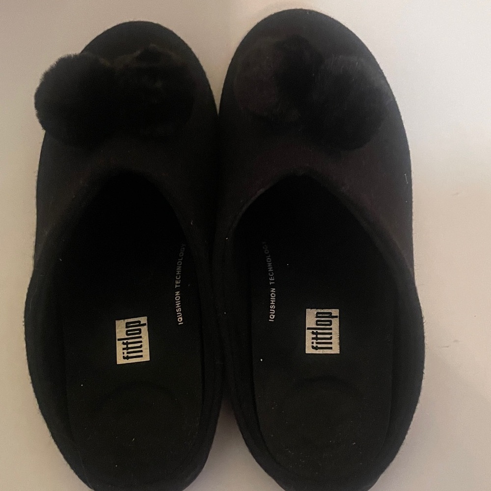 FitFlop Women's Black Pom-Pom Slippers
           Like New!!!